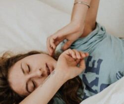 Does everyone really need 8 hours of sleep per night? We spoke with sleep specialist to find out.